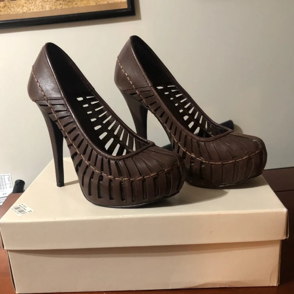 Bcbg brown almost new heels!!